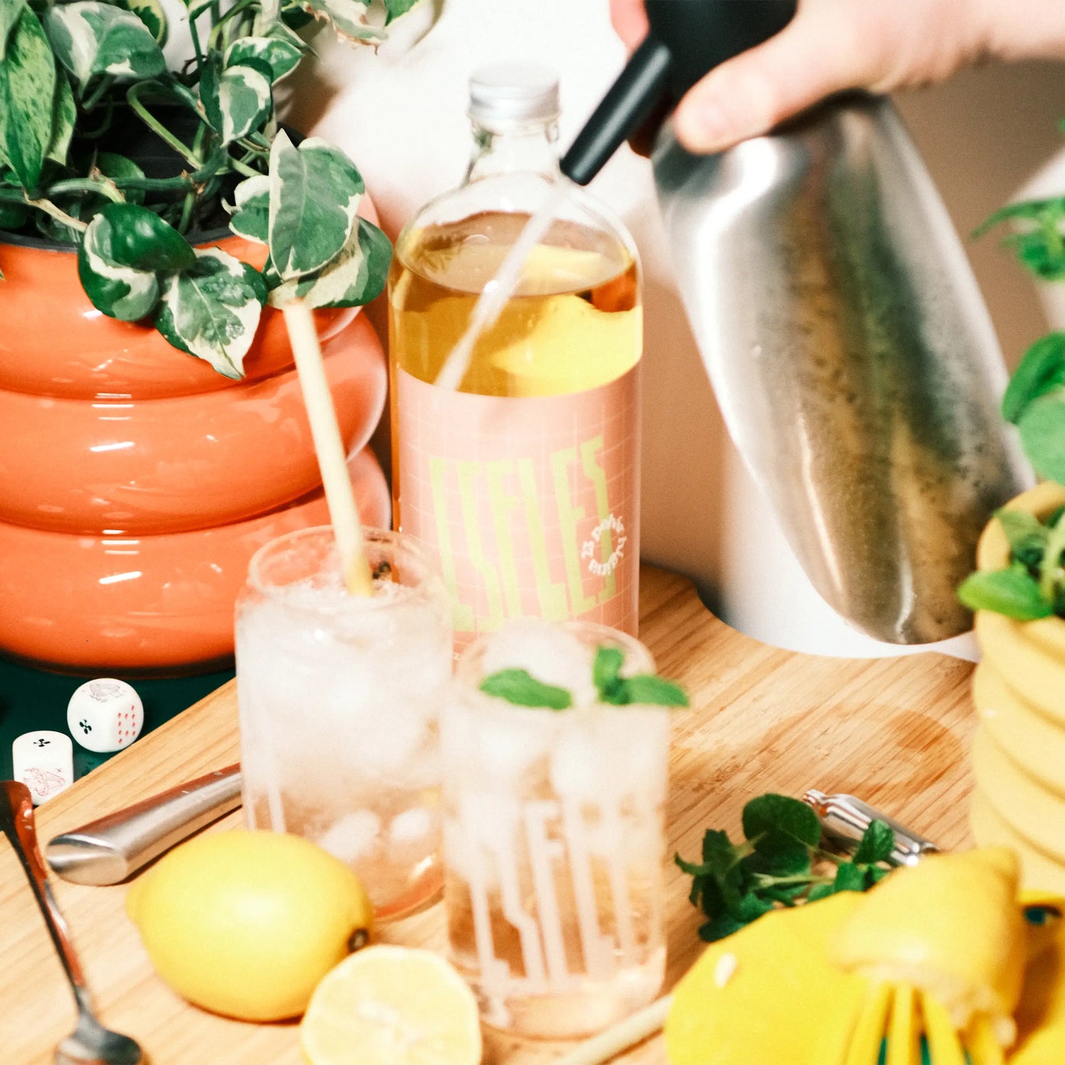 Cseles spritz koktél készül szódával, citrommal és mentával, friss nyári hangulatban.