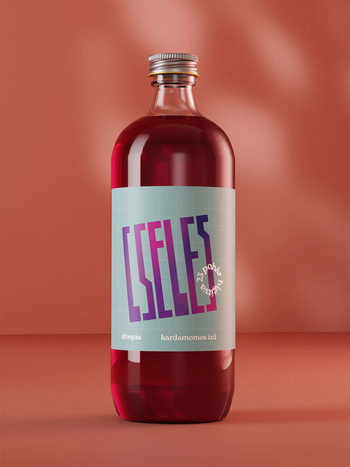 Egy üveg Cseles alkoholos ital áll élénk piros háttérrel. Ízében áfonya szörp, kardamom és almalé is felfedezhető.