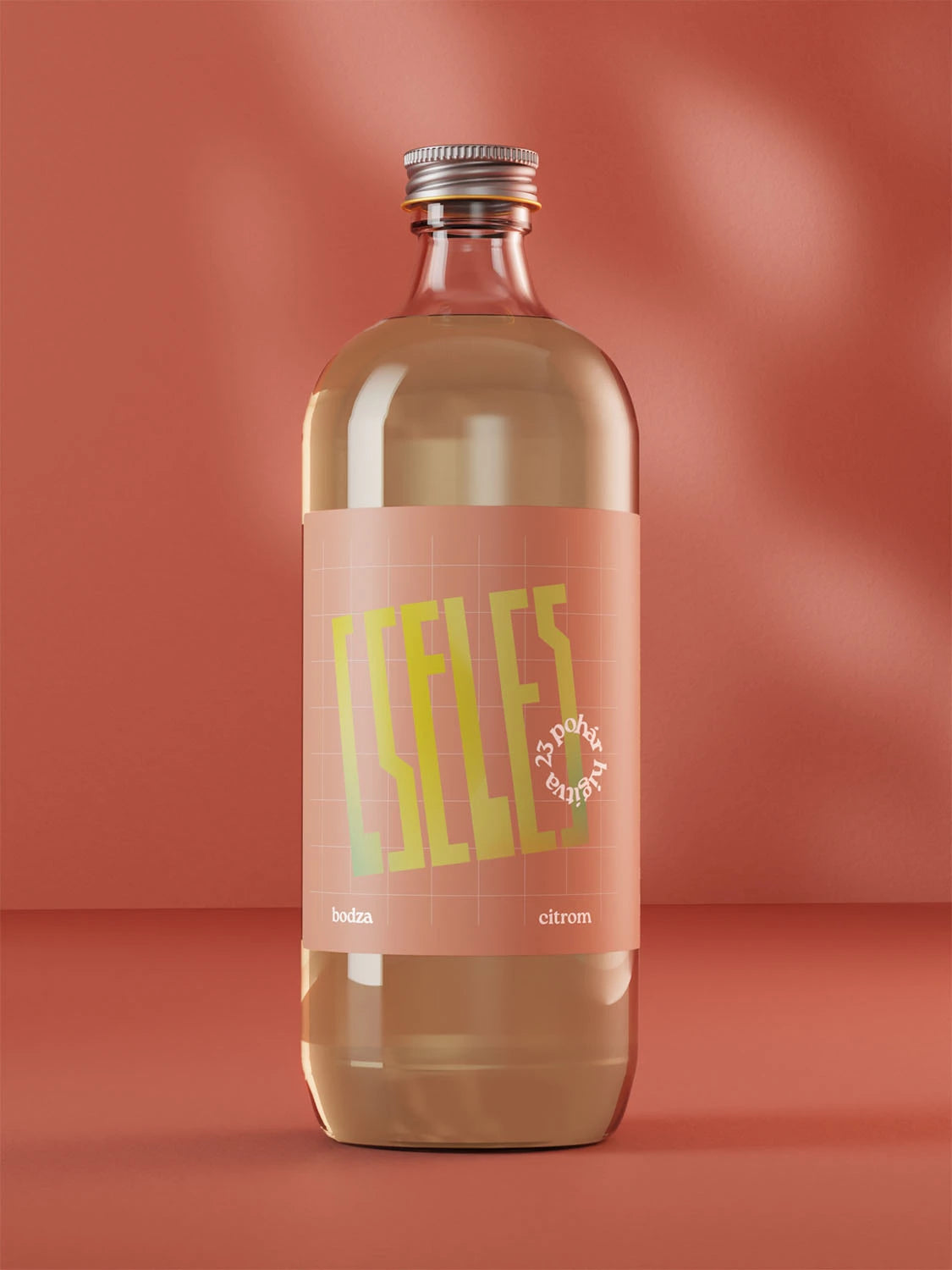 Egy üveg Cseles alkoholos ital áll élénk piros háttérrel. Ízében citrom és bodzavirág szörp is fellelhető.