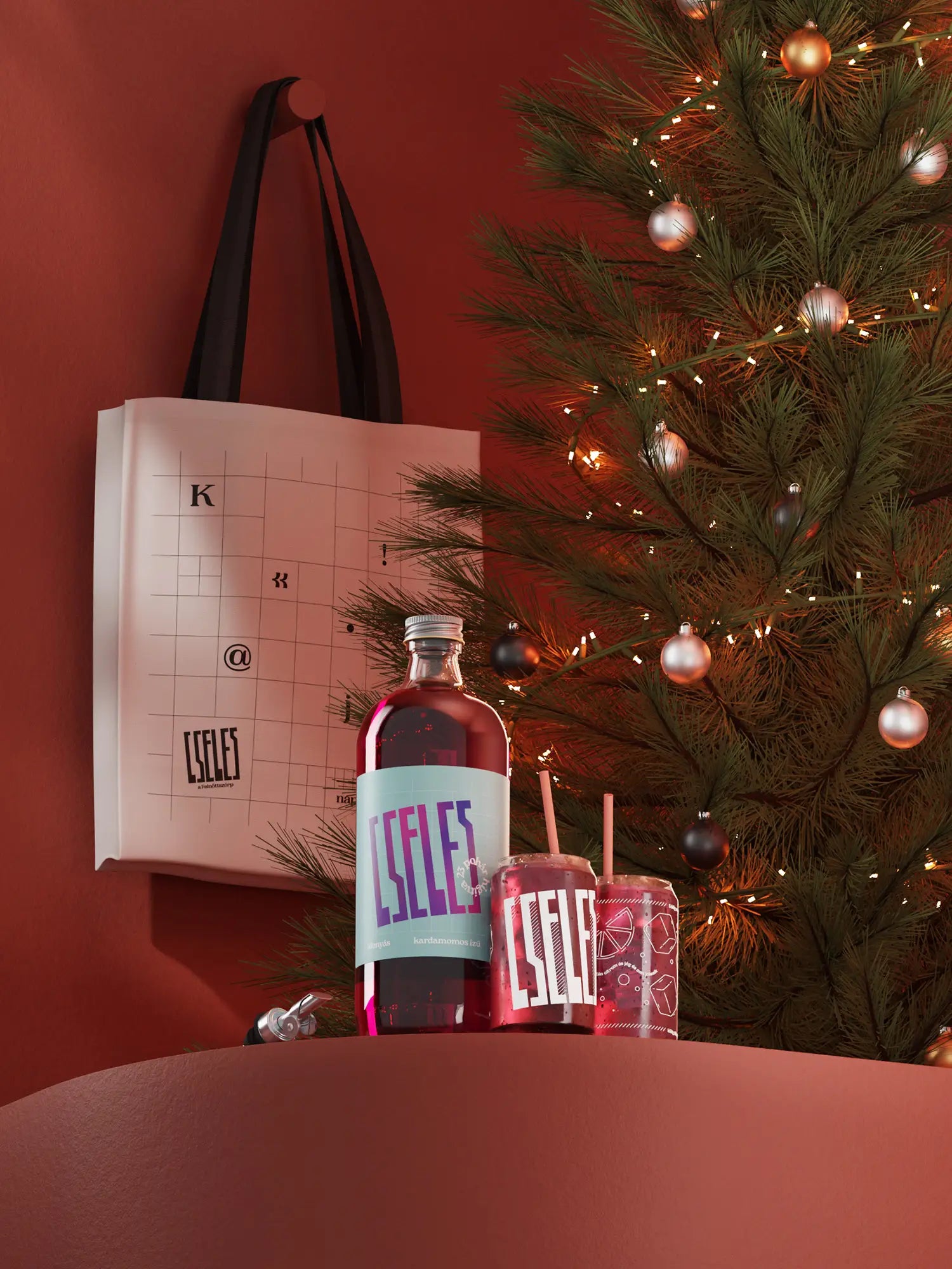 Karácsonyi ajándékcsomag: egy literes áfonyás, kardamomos Cseles likőr üveg, két egyedi Cseles koktélpohár, fém kiöntő és vászontáska ünnepi háttérrel – tökéletes koktél alap, likőr ajándék, karácsonyi ajándék és karácsonyi csomag.