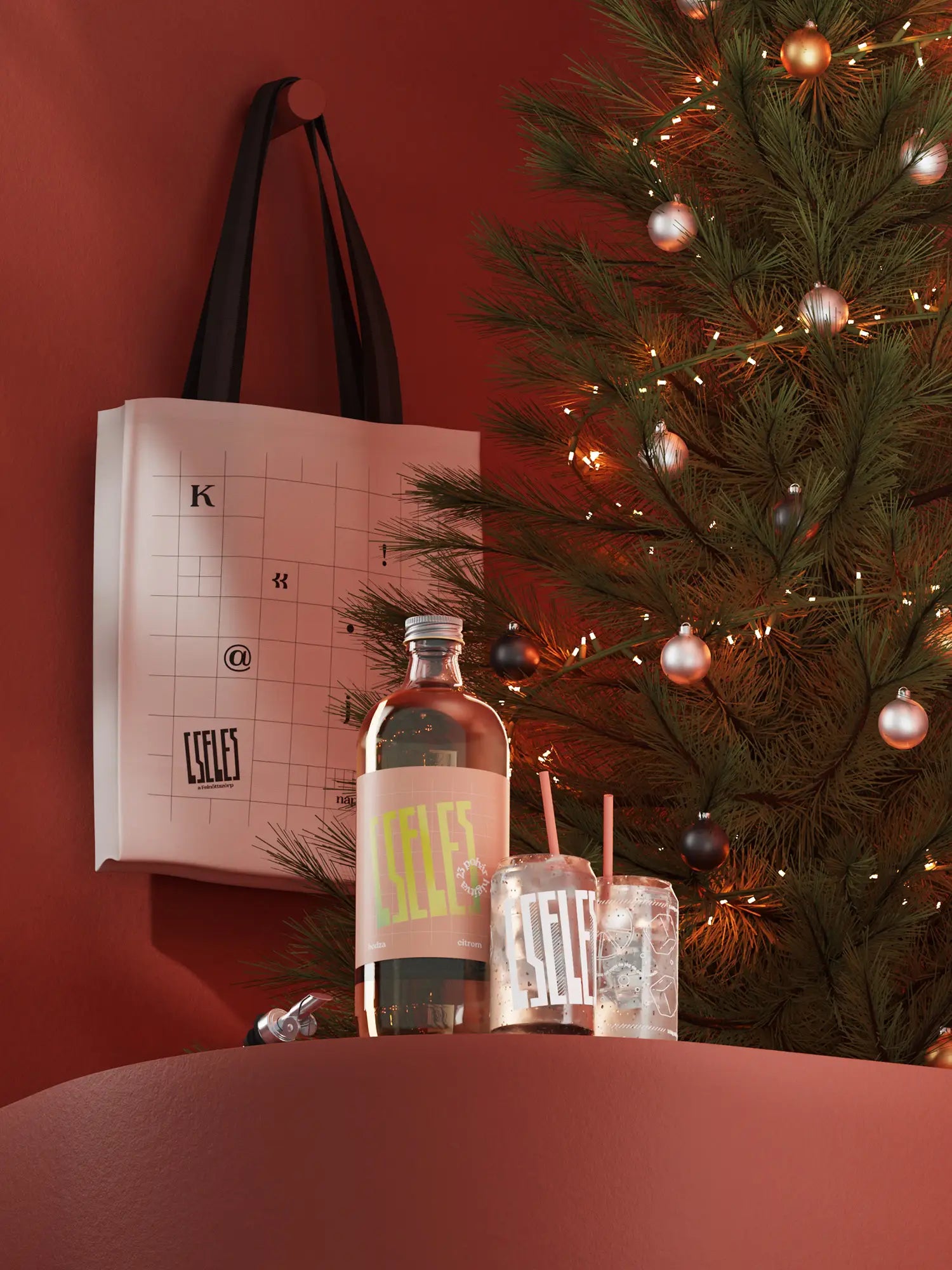 Karácsonyi ajándékcsomag: egy literes bodzás, citromos Cseles likőr üveg, két egyedi Cseles koktélpohár, fém kiöntő és vászontáska ünnepi háttérrel – tökéletes koktél alap, likőr ajándék, karácsonyi ajándék és karácsonyi csomag.