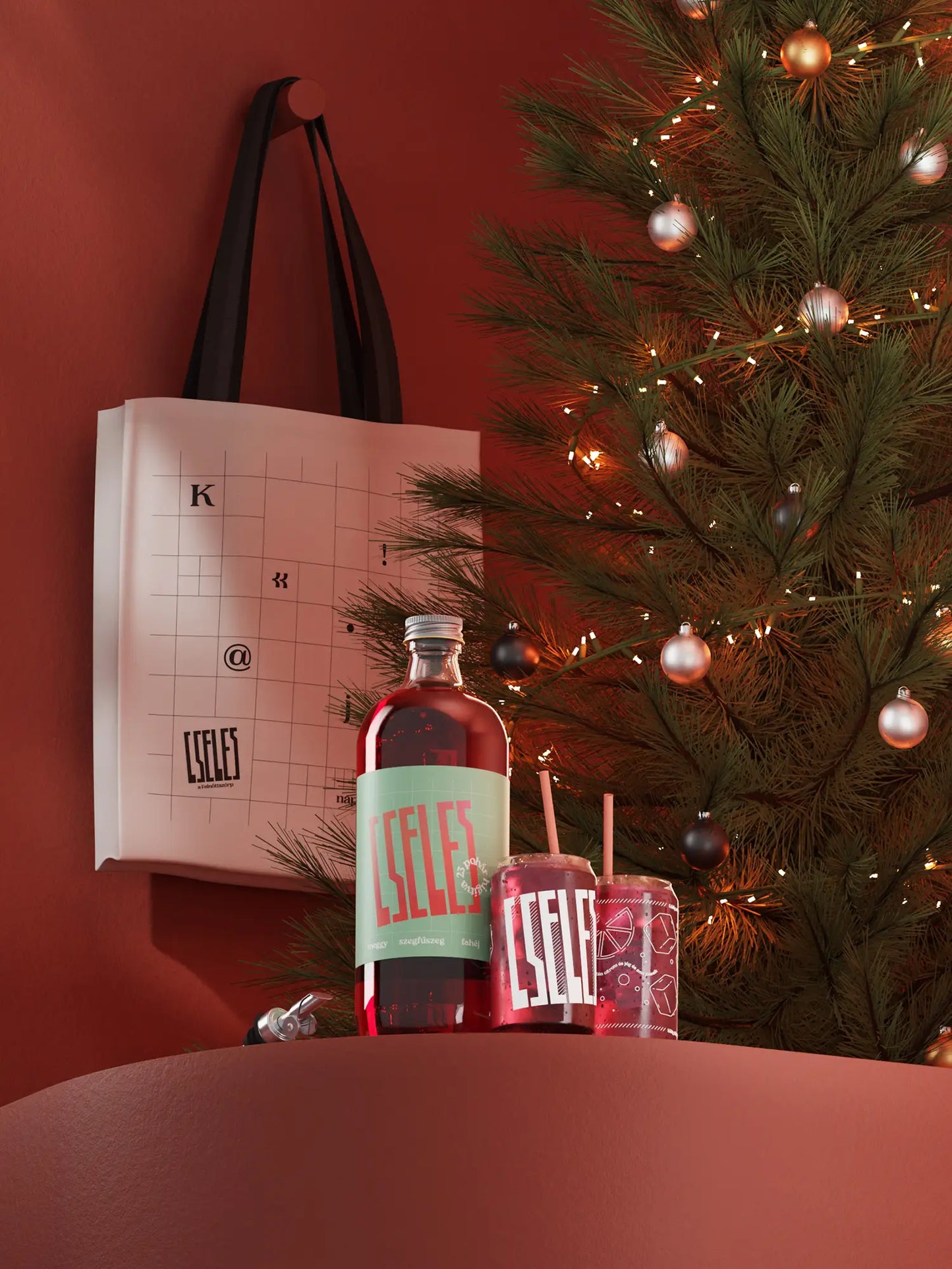 Karácsonyi ajándékcsomag: egy literes meggyes, szefűszeges, fahéjas Cseles likőr üveg, két egyedi Cseles koktélpohár, fém kiöntő és vászontáska ünnepi háttérrel – tökéletes koktél alap, likőr ajándék, karácsonyi ajándék és karácsonyi csomag.