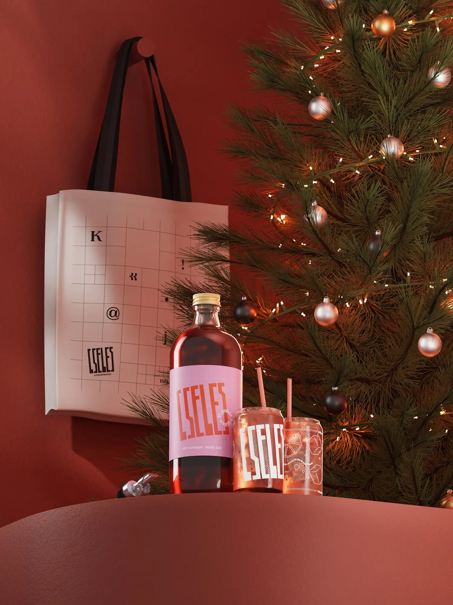 Karácsonyi ajándékcsomag: egy literes vérnarancsos, tonikos Cseles likőr üveg, két egyedi Cseles koktélpohár, fém kiöntő és vászontáska ünnepi háttérrel – tökéletes koktél alap, likőr ajándék, karácsonyi ajándék és karácsonyi csomag.